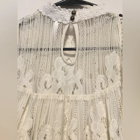 Delicate lace high neck sleeveless blouse - Picture 4 of 5